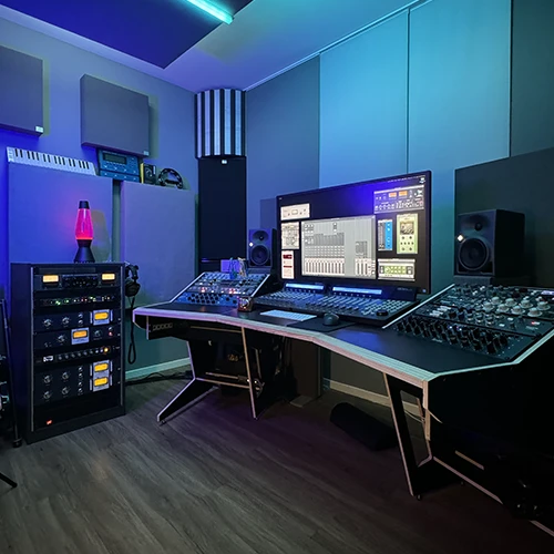 That Pro Mix studio in Berlin, with acoustic treatment, monitors and an analog mixing desk